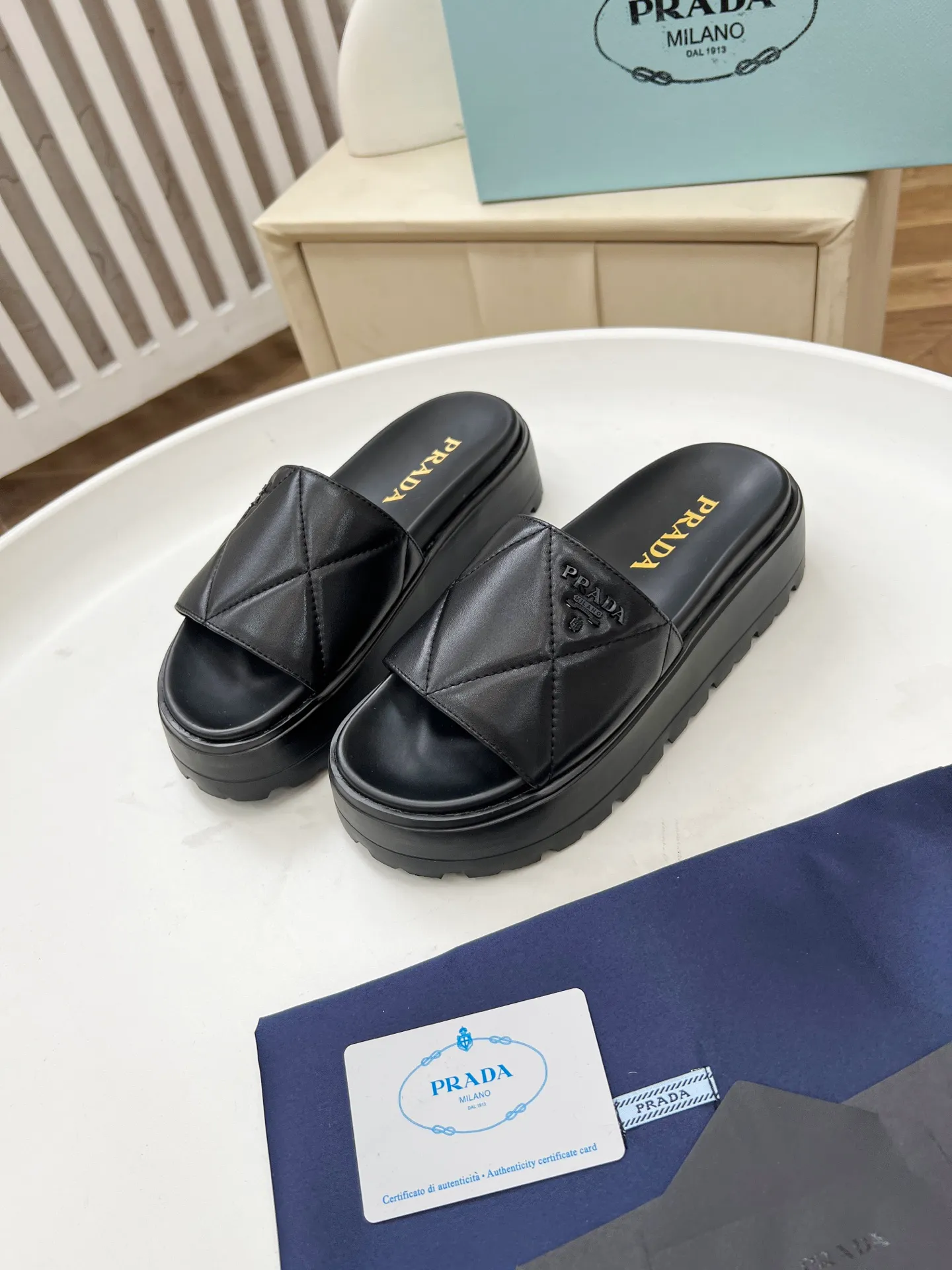 👟👟Ex-factory price 440👟👟 Prada/Prada 25ss summer new couple's beach thick-soled Birkenstock sandals. This shoe style is really a classic design that will not go out of style and is in line with everyone's current pursuit of comfortable and healthy wearing concepts. It is regarded by many domestic and foreign celebrities and fashionistas as an important choice for daily slippers. ✔Upper: imported super soft sheepskin ✔Inner lining: imported sheepskin ✔Hardware: Original molded split hardware ✔Outsole: Ultra-light, wear-resistant and non-slip foam sole ✔Number of yards: 35~40 (custom-made 40 pieces are non-refundable)